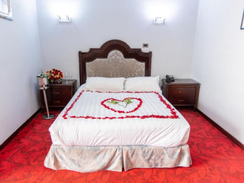 ras_amba_hotel_king_suite
