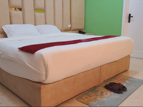 nahusenay_suit_room